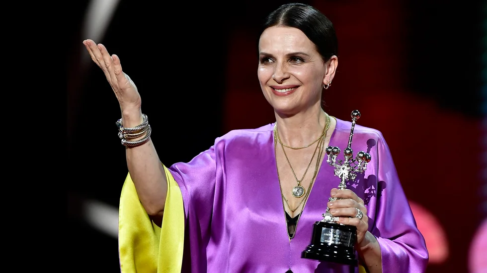 Den franska skådespelaren Juliette Binoche tar emot hederspriset Donostia vid avslutningen av filmfestivalen i San Sebastián.