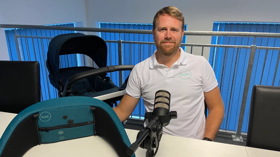 Conny Karlsson berättar i Affärslivspodden om luftrenaren som gör luften upp till 85 procent renare i barnvagnen jämfört med utanför. 