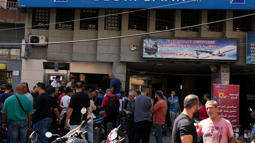 En man tog under fredagsmorgonen gisslan på en BLOM-bank i Beirut för att få ut sina besparingar, ett i raden av många "rån" från desperata kunders sida.