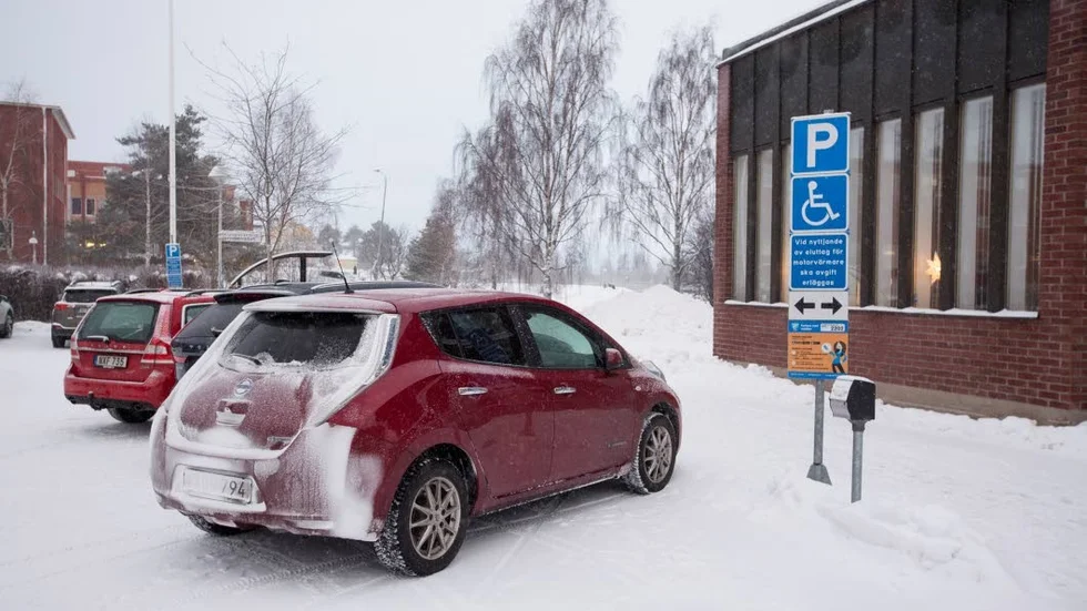 Anders Nordins bil - parkerad  på handikapplats utanför ingången till stadshuset och kommunfullmäktigesammanträdet. Nu berättar han själv om  händelsen.