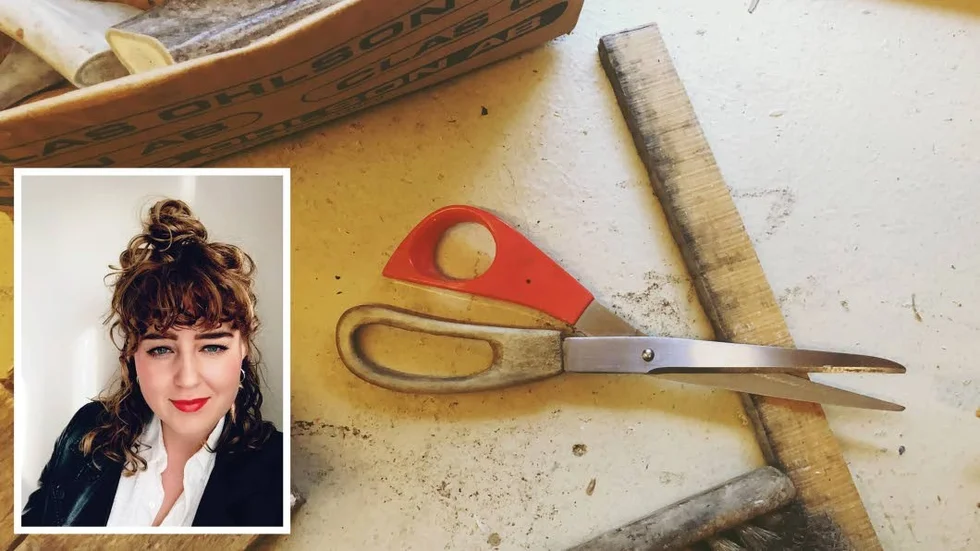 I stället för köpa och slänga – låna, köp begagnat och laga. Det gäller stora saker som bilar, kläder och maskiner. Eller så kan det vara en så enkelt och litet som en sax.