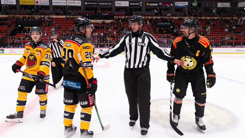 Luleås Erik Gustafsson och Brynäs Anton Rödin under ishockeymatchen i SHL mellan Brynäs och Luleå den 24 september 2022 i Gävle.