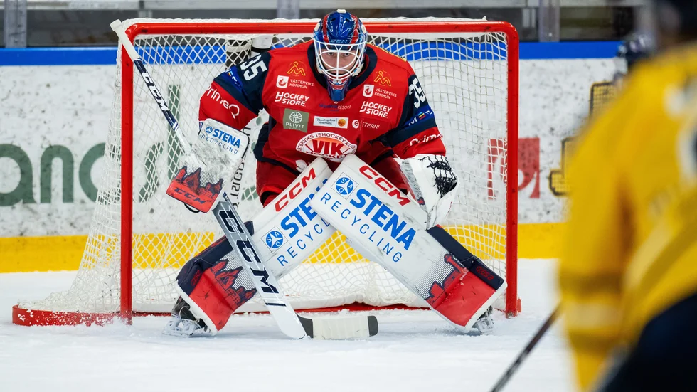 220928 Västerviks målvakt Emil Kruse under ishockeymatchen i Hockeyallsvenskan mellan Västervik och Södertälje den 28 september 2022 i Västervik. 
Foto: Suvad Mrkonjic / BILDBYRÅN / COP 170 / SM0180