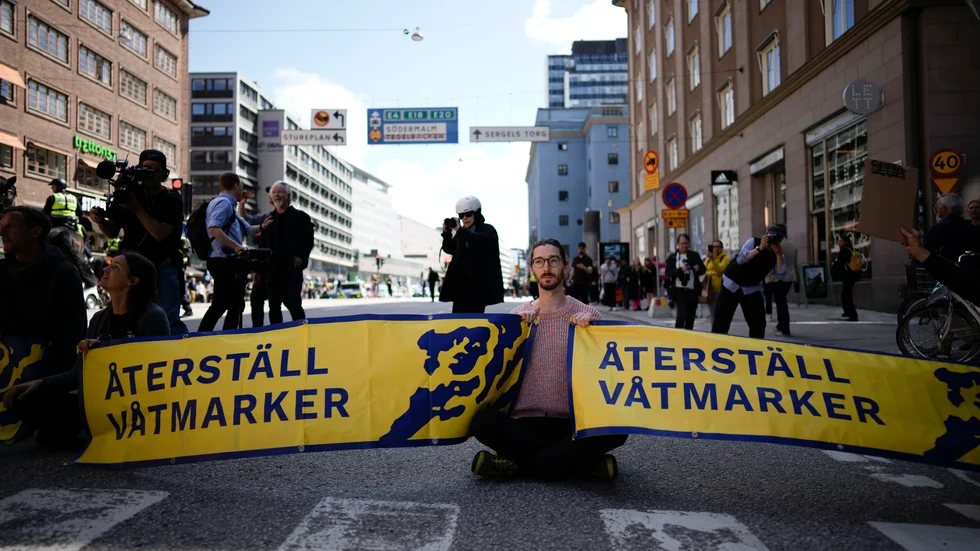 Blockerar trafiken. Här i mer centralt läge i Stockholm.