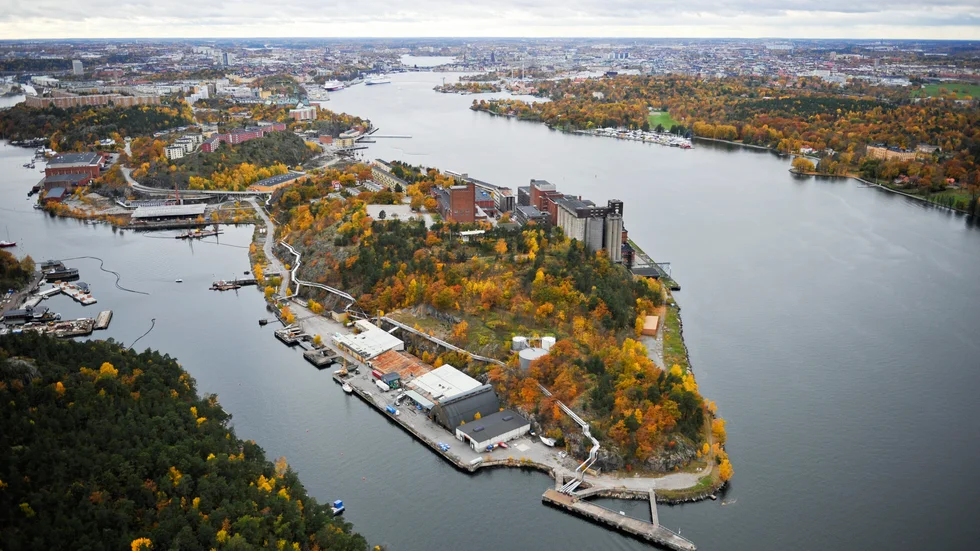 Det är i Kvarnholmen i Stockholm som polisens dykare funnit kroppen.

