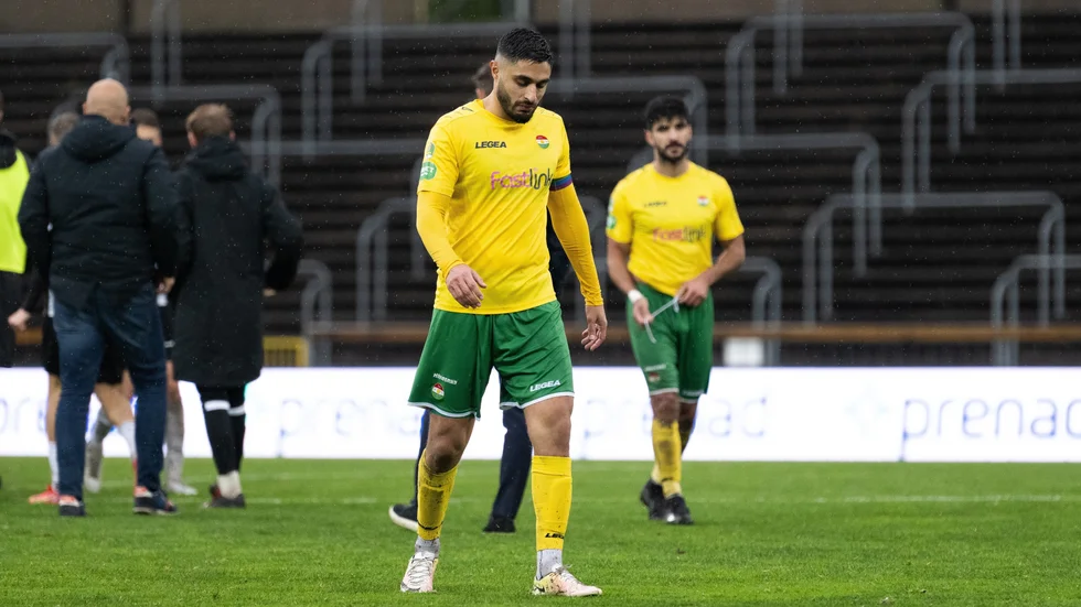 Umit Aras med flera i Dalkurd deppar efter förlusten borta mot Landskrona i helgen.