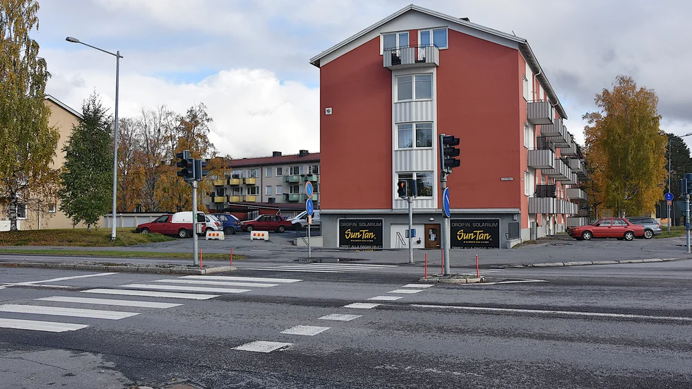 Mannen blev påkörd på det här övergångsstället vid 23-tiden den 10 september. Föraren smet. Polisen söker vittnen.
