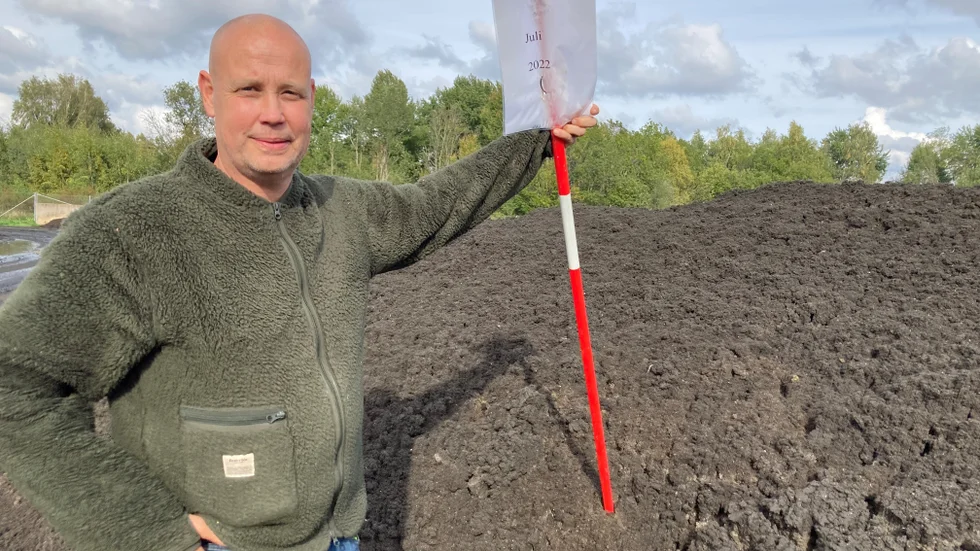 Magnus Eliasson står fram en av de slamhögar som nu finns på reningsverket. Det är rester av det vi spolade ner på toaletten i juli i Söderköping och Norrköping. 