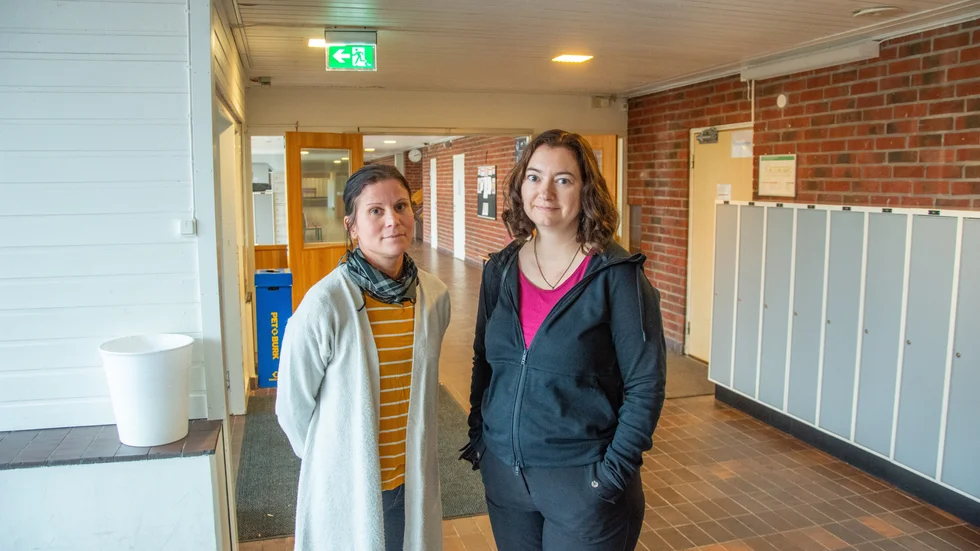 Lärarna Linn Huuva och Anna-Karin Jonsson Kvist på Östra skolan i Jokkmokk tycker det är bra att de nu med lagstöd kan ta elevers telefoner om det stör lektionen.
