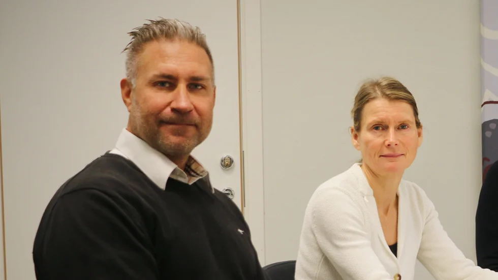Maria Adlers, vd på Pitebo, säger att de egentligen behöver öka investeringar och underhåll eftersom det finns stora behov. Istället tvingas de skära ner. Till vänster syns Mikael Renqvist, hyresjurist.