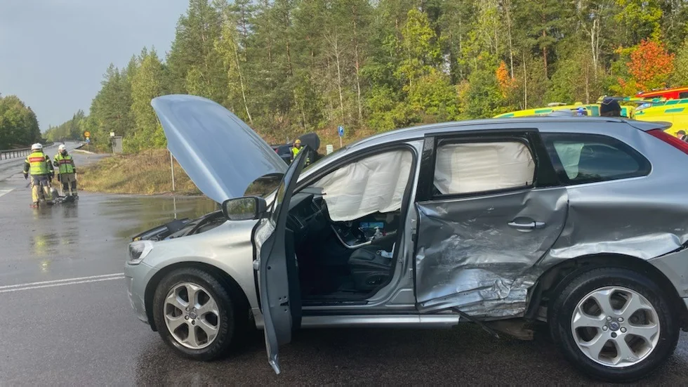 Båda bilarna fick kraftiga plåtskador.