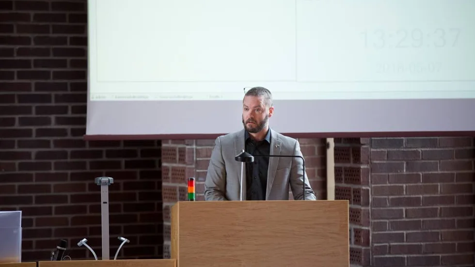 Robert Håkansson (SD) yrkade återremiss och resterande oppositionspartier följde efter. "Jag tror att det här blir en skattesmäll för Piteås medborgare".