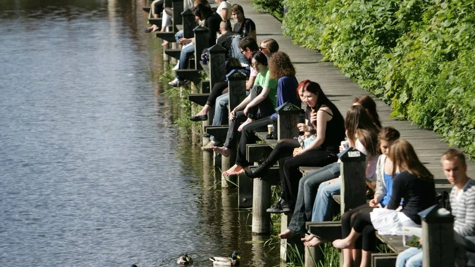 UPPSALA 20070523
Sommarvärme i Svealand. Studenter njuter av det vackra vädret på en brygga vid Fyrisån i centrala Uppsala. Arton grader i skuggan var dagens notering i Uppsala.
Foto: Fredrik Sandberg / SCANPIX / Kod 10080