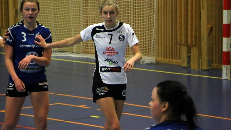 TILLBAKA. Hanna Hansson, Strömnäs,  var tillbaka på planen i division 2-matchen mot Kalix  efter en långvarig knäskada.