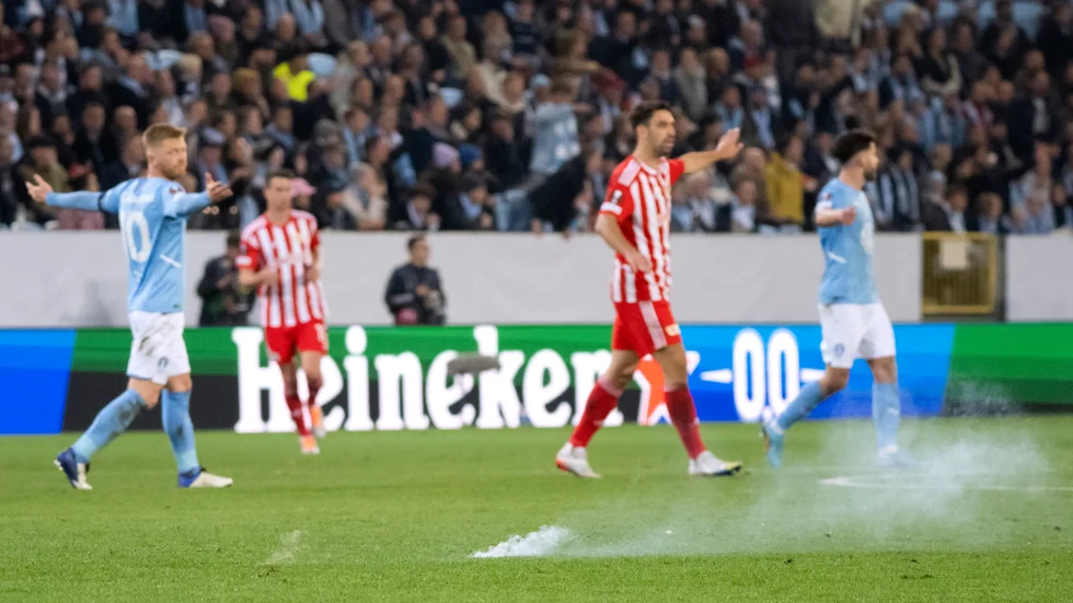 Anders Christiansen, till vänster, och övriga spelare fick lämna planen sedan fyrverkeripjäser kastats in från Union Berlins supporterläktare.