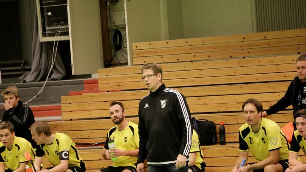 Jonas Holmgren och hans Tväråselet är i ett krisläge. Minst tre nya spelare krävs för att klara säsongen. (Arkivbild)