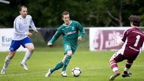 Adam Hadenius satte 1-1 för Eneby men det räckte inte igår. Bosna vann med 2-1. Foto: Robert Svensson