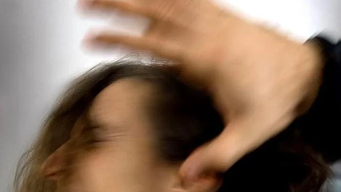 Kampanjen "Bryt tystnaden" tar upp våld i nära relationer.
