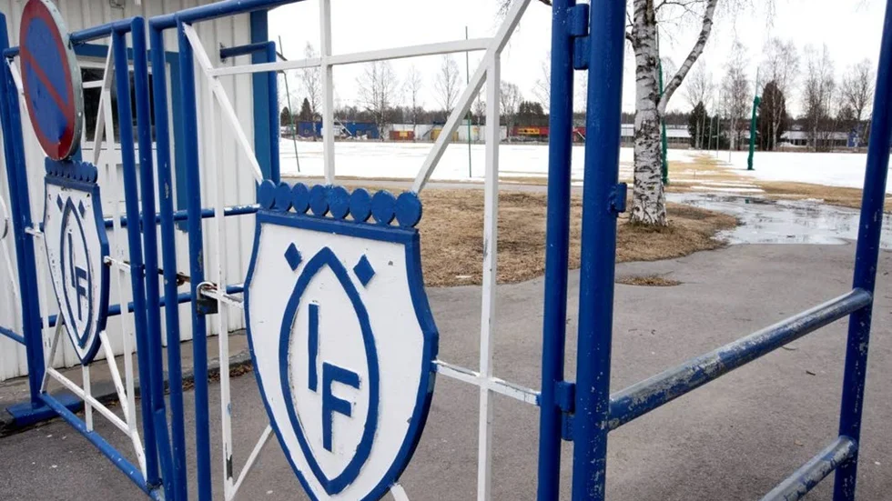 Konstgräset från LF Arena skulle läggas på Björklunda i Öjebyn under sommaren. Men nu försenas processen på grund av en överklagan.