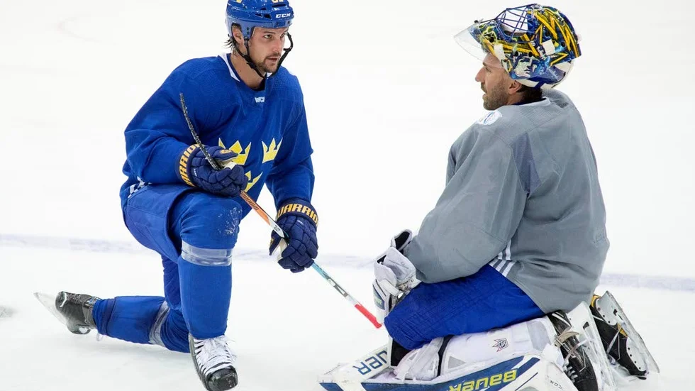 MJUKAR UPP. Erik Karlsson och Henrik Lundqvist under landslagets träning i Göteborg inför World Cup.