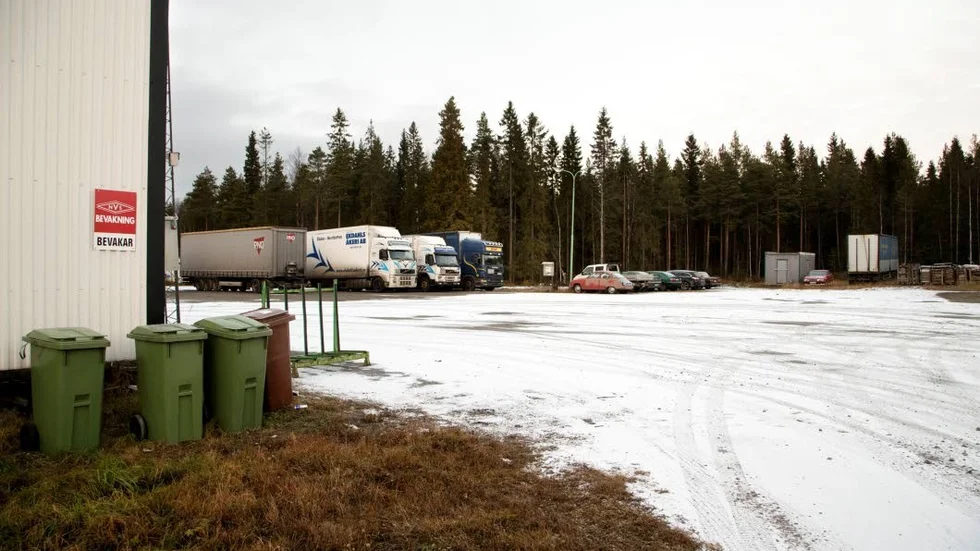 Nattlig stöld. Under natten mot måndag den 31 oktober slog tjuvarna till mot långtradaren, som stod parkerad på Öhns industriområde. (Arkivbild)