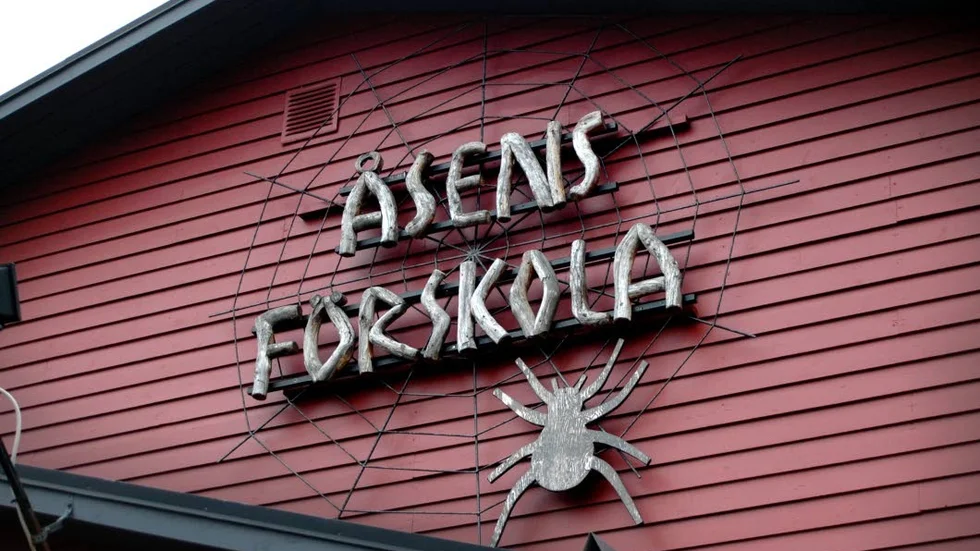 Sjunker. Åsens förskola sjunker långsamt ner i marken. Men det stora problemet är att de olika delarna sjunker olika snabbt.