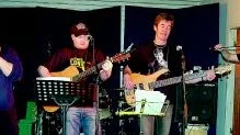 Don Redmon band repar inför fredagens stora countryfest i Folkets Hus. Det blev ett lyckat framträdande i samband med pressrelease av senaste skivan The Best Friend. Hela lokalen gungade när runt 240 personer både dansade och sjöng. Foto: Magnus Petersson