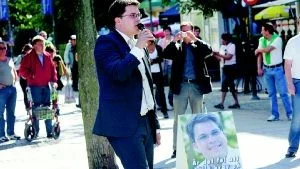 Jimmy Åkesson, partiledare för Sverigedemokraterna höll torgmöte i Södertälje inför valet. Sverigedemokraterna har agnat sina krokar med beten som är anpassade för fiske vid missnöjesbankarna i det politiska havet, skriver Folkbladets ledarskribent Widar Andersson. Foto Bertil Ericson/Scanpix