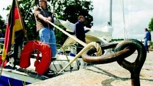 Jag har lite mjölksyra i armen, säger tysken Alexander Zink som väntar på att slussningen ska bli färdig.
