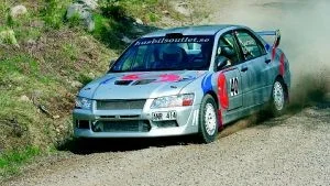 Jari Saarinen är tillbaka i rallysporten efter en längre paus. I hellgen körde han hem Skog-rallyt.