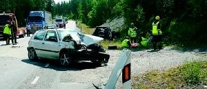 Tre bilar i krock - fyra till sjukhus