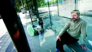 Aziz sitter och väntar på flygbussen till Skavsta och London.
Foto: Niclas Sandberg
