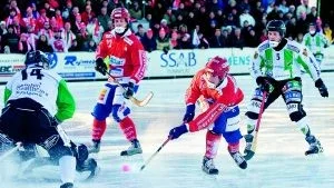 Stefan Andersson avgör matchen mot Derby när han skickar in bollen i nät till 3-2 för Faik.Foto: Niclas Sandberg