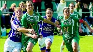 Emma Claeson i Saltängen är nöjd med beskedet från läkaren. Knäskadan hon ådragit sig tycks inte vara så allvarlig som först befarats. Foto: Anita Kjellberg