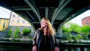 Lana Brunell släpper nu sin första, egna soloplatta, "Kärlek                till det blå", med egna låtar och gamla jazz- och bluesörhängen.