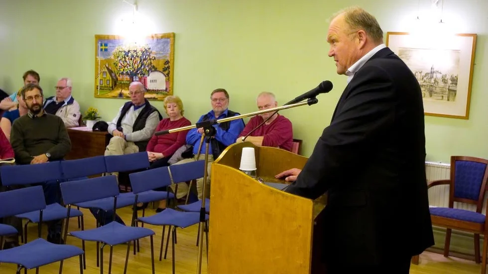 Persson får skäll. Carlinge Wisberg från Finspång tycker det är dags att betala tillbaka de pengar som "Persson lånade" från pensionssystemet.