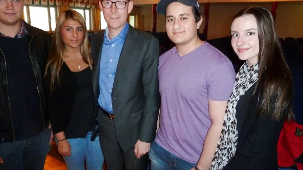 Gästade gymnasium. Migrationsminister Tobias Billström (M) gästade Kungsgårdsgymnasiet på onsdagen, på en direkt inbjudan av de fyra eleverna, från vänster Anton Hallberg, Tibella Massi, Saam Chamanjou och Enna Hadzic.