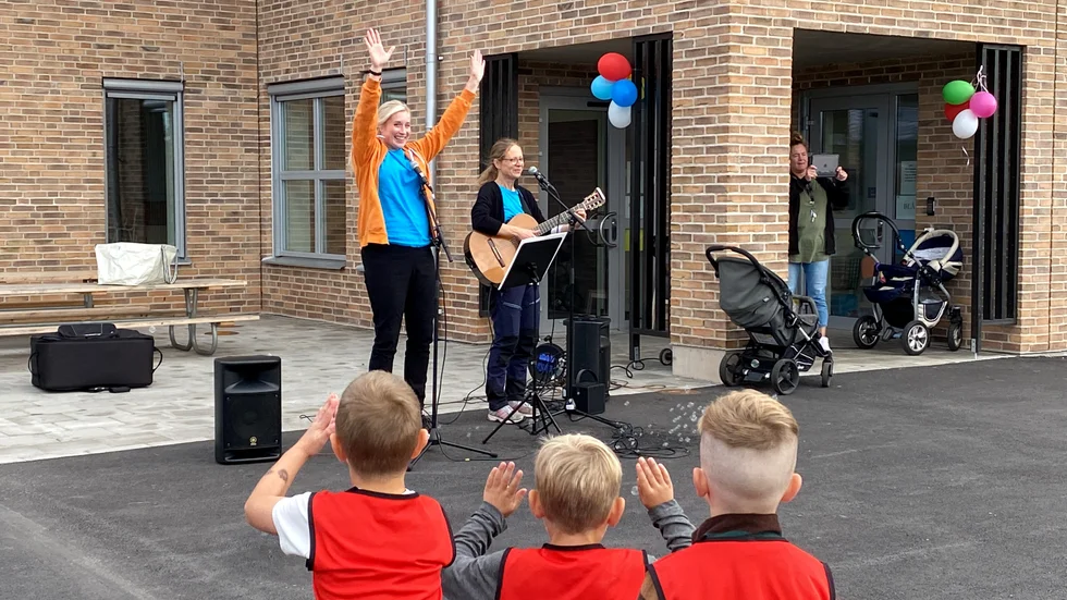 Christina "Fiffi" Olsson och Helena Hennings från El Sistema, Kulturskolan, livade upp invigningen av nya Förskolan Råssnäs.