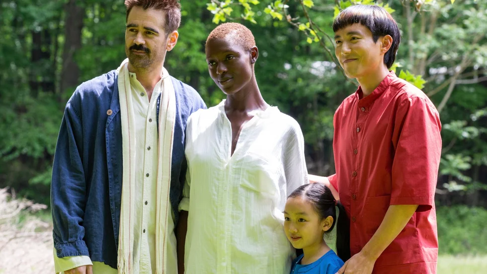 Familjen Fleming (Colin Farrell, Jodie Turner-Smith, Malea Emma Tjandrawidjaja och Justin H. Min) består både av människor och robotar.