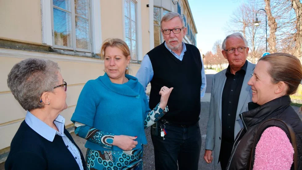 Infrastrukturministern Catharina Elmsäter-Svärd gästade Söderköping på måndagen. Här ses hon i blått, tillsammans med från vänster Yvonne Persson (M), Stig Ekblad som äger Söderköpings Brunn samt Anders Åhlén (M) från Söderköping och Anna Nilsson (M) från Valdemarsvik.