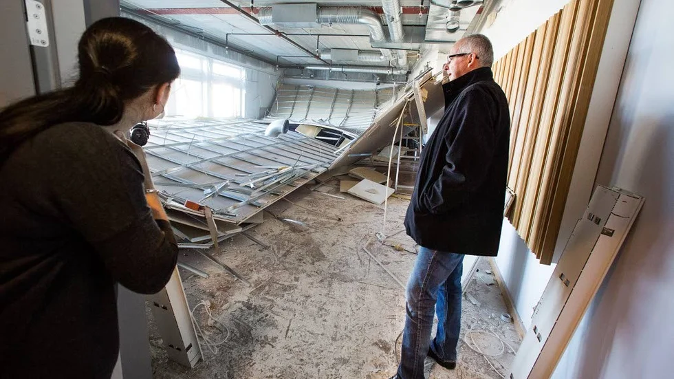 Mikael Wänstedt, chef för fastighetsavdelningen på Luleå kommun, tittar ut över det rasade innertaket i Kulturens hus. ”Det är infästningarna till taket som har gett vika”, säger han.