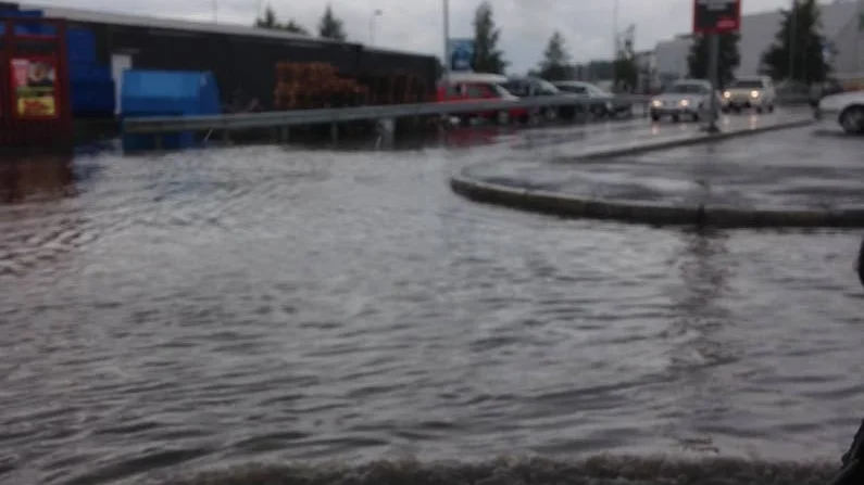 Vattnet forsade längs gatorna i Luleå efter skyfallet. Räddningstjänsten, som uppger att det på sina ställen var 50 centimeter vatten, fick rycka ut och bärga undan en bilist i trångmål.