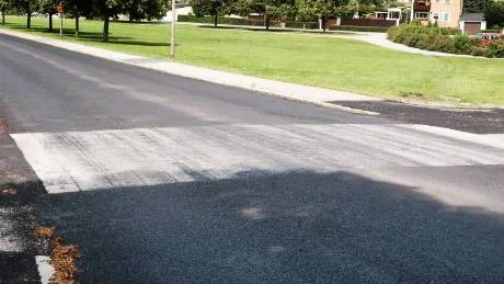 Fartguppet vid Storängsvägen påverkar inte hastigheten på passerande bilar märkvärt. Kommunen kommer att titta närmare på problemet efter sommaren.
 Foto: Emma Edström