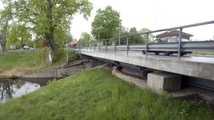 Bron över Göta kanal mitt i Norsholm, ska repareras och stängas av för all trafik under en dryg månad. En avstängning som dock sker först efter kanalbåtssäsongen. Foto: Janne Forsby