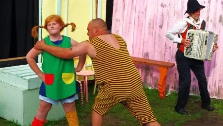 Starke Adolf (spelad av Mattias Gustafsson) lyckas inte rubba Pippi (Hedvig Telhammar) till sin stora förvåning. Foto: Patrik Selsfors