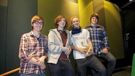 Filip Jounot, Jacob Danell, Simon Öster och Carl Lohman utgör ETK Media som i helgen vann       ett av två förstapris i kortfilmstävlingen Guldsvanen med sin film "Varde ljud". Vinsten innebär att de får åka till Trollhättan och tävla i Novemberfestivalen.