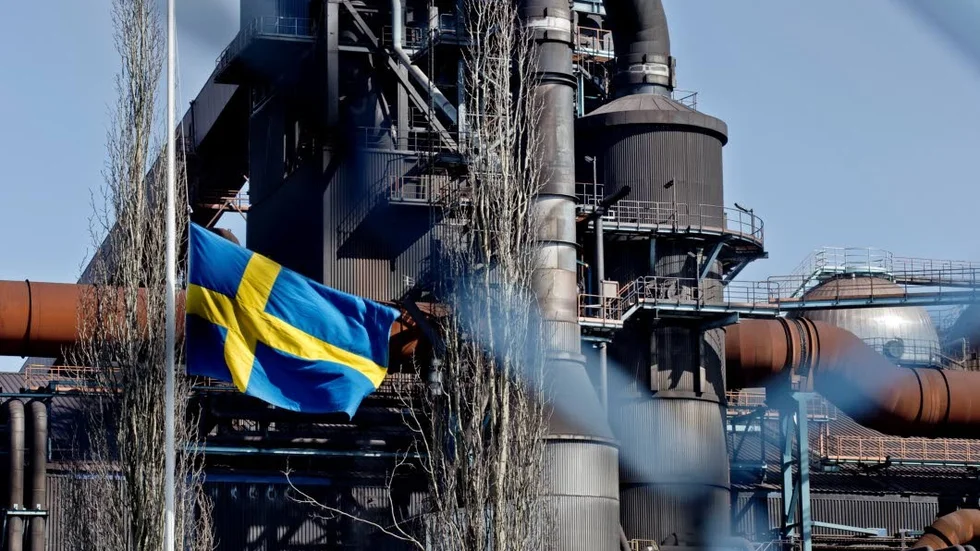 Flaggorna hängde på halvstång dagen efter att Rosviksbon Rolf Blomkvist förolyckats i en arbetsplatsolycka på SSAB. Nu riskerar företaget tre miljoner i böter för att ha brustit i sitt arbetsmiljöansvar. (Arkivbild)