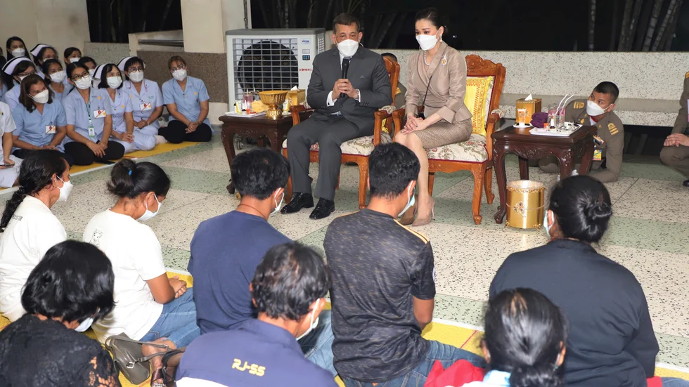 Thailands kung Maha Vajiralongkorn och drottning Suthida träffar anhöriga till dödsoffren. Bilden är från sjukhuset Nongbua Lamphu.