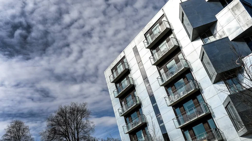 Den sociala bostadspolitiken måste återupprättas. Först då kan bostadssegregationen motverkas och ett rättvist boende förverkligas till förhållandevis rimliga hyreskostnader.