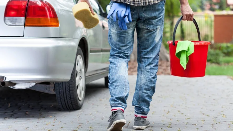 Hälften av norrbottningarna tvättar sin bil regelbundet hemma på gatan eller på garageuppfarten. Varje år hamnar ungefär 1 000 ton olja och 50 ton tungmetaller i våra sjöar, hav och vattendrag till följd av biltvätt på gatan. 